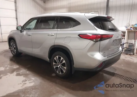 2021 Toyota Highlander Xle z USA, uszkodzony, nr VIN 5TDGZRBH5MS549871